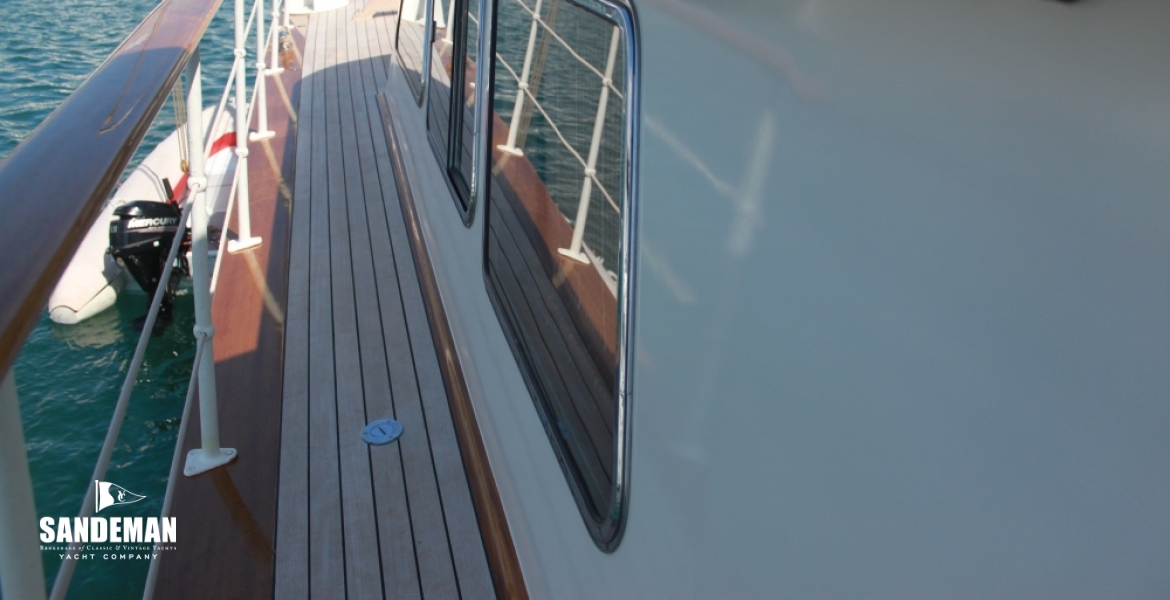 19 Side deck v fwd.JPG