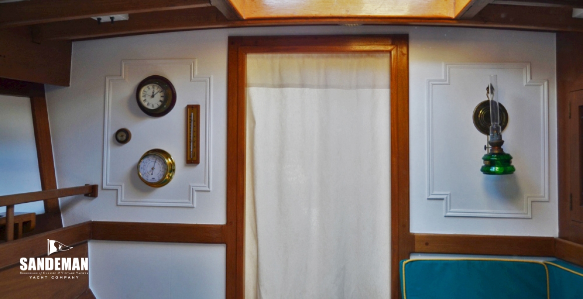 Saloon fwd curtain closed
