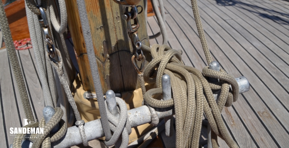 Mast pin rail