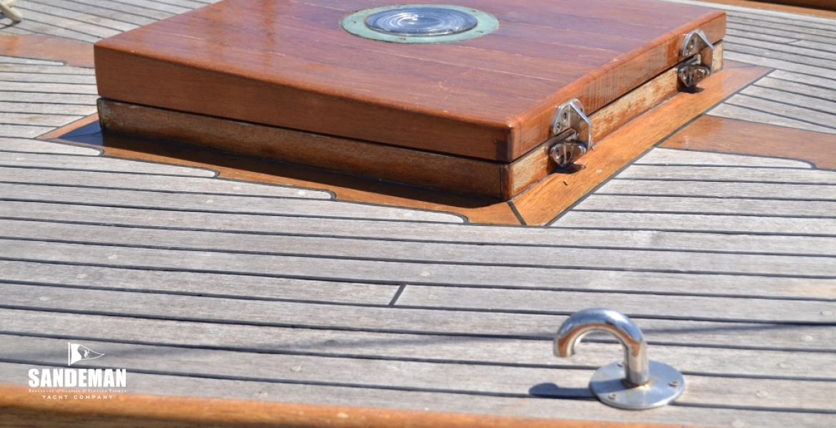 Fore hatch v to port
