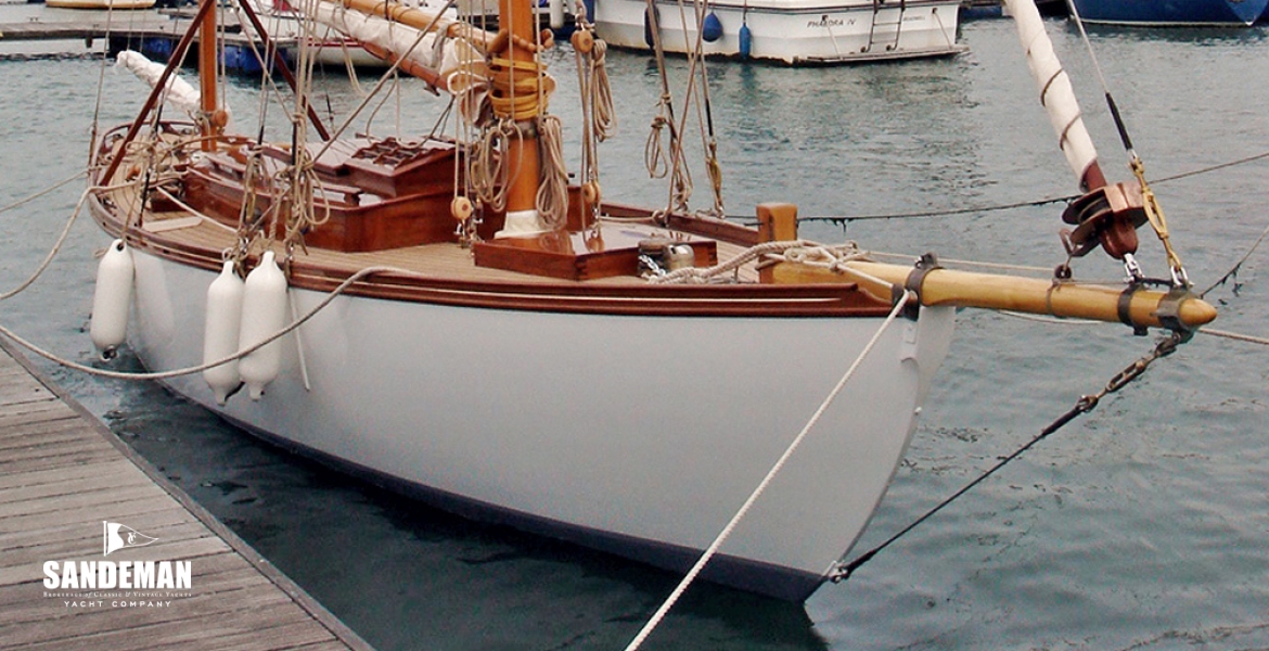 11 Alongside stbd bow