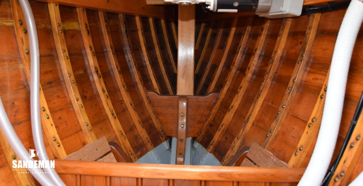 46 Forepeak windlass motor chain locker