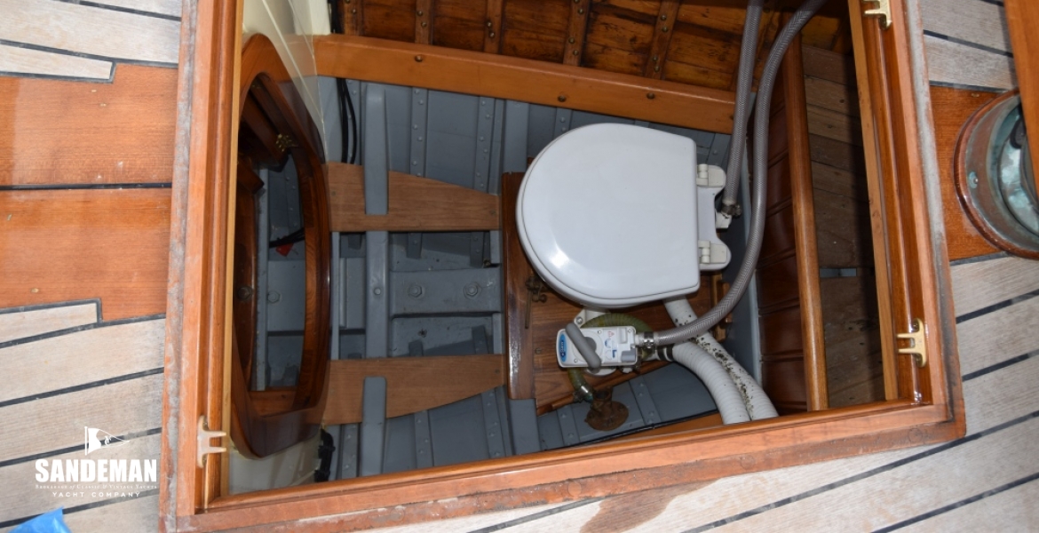 47 Fore peak hatch access