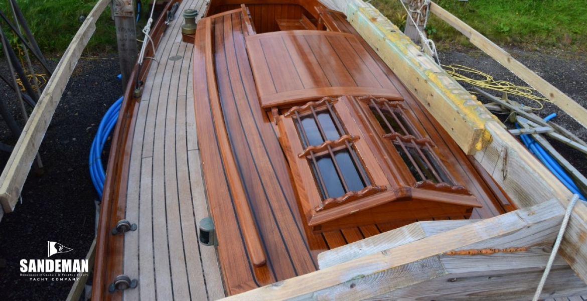 24 Skylight v aft
