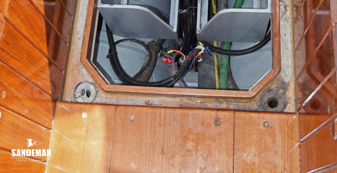 53 Engine & battery boxes under cockpit sole