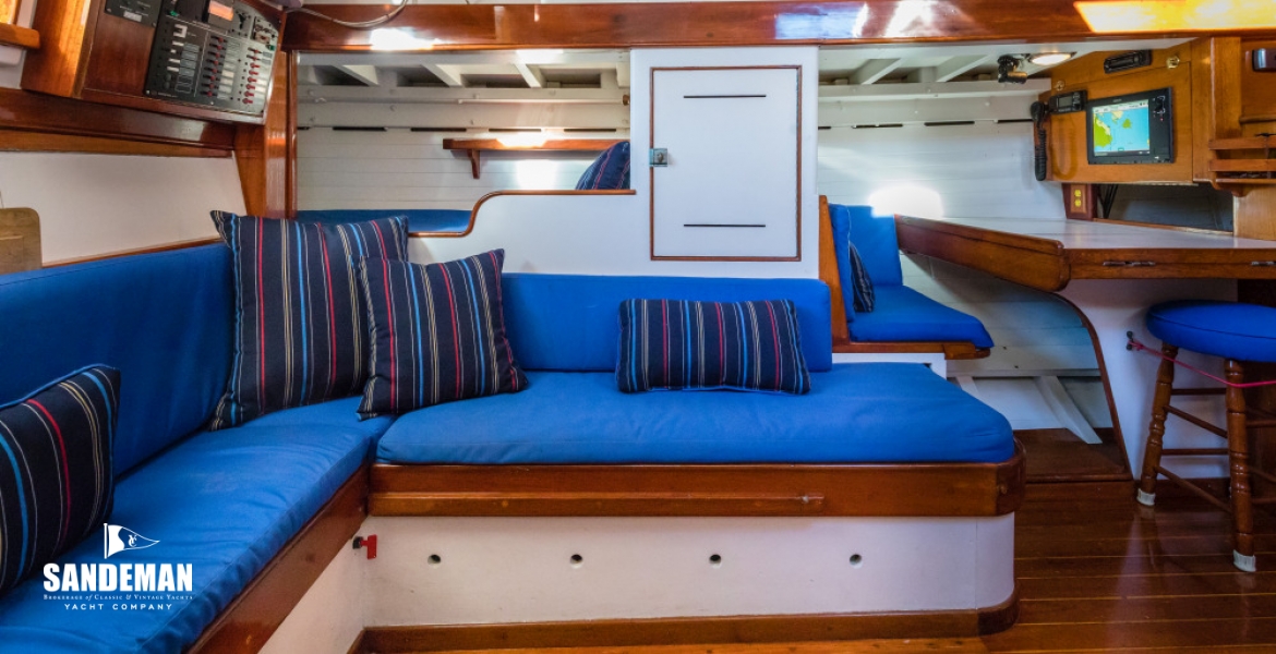Saloon aft to port