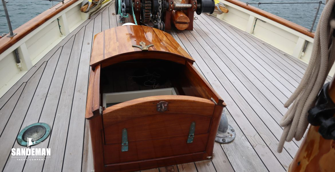 Foredeck view forward