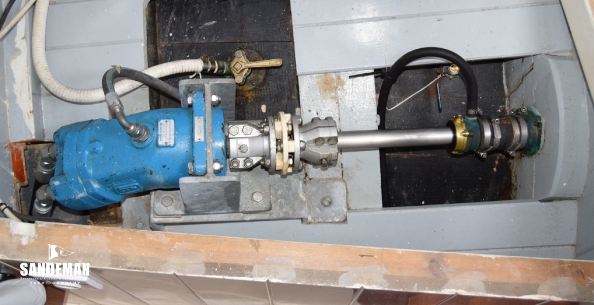 Hydraulic drive under stbd aft cabin