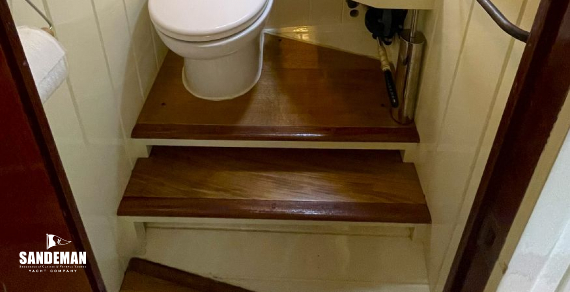 WC Compartment to starboard