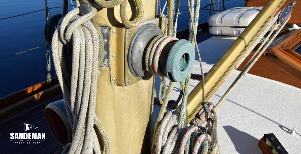39 Mast detail.JPG