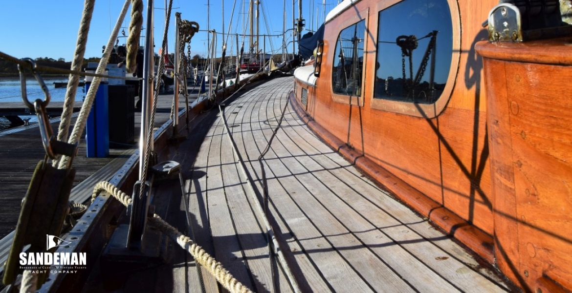 23 Side deck v fwd.JPG