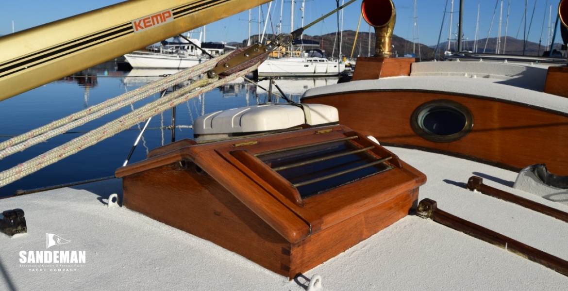 40 Skylight v aft.JPG