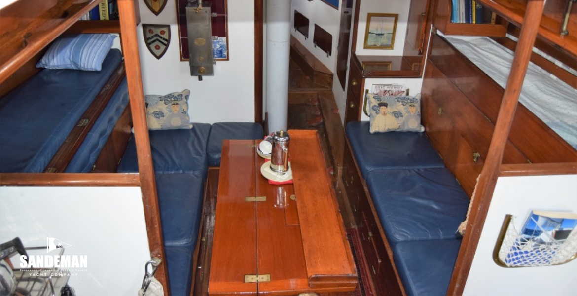 52 Galley to saloon.JPG
