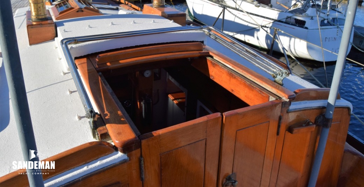 44 Sliding hatch.JPG