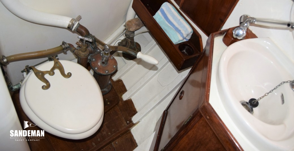 63 Head WC and basin.JPG