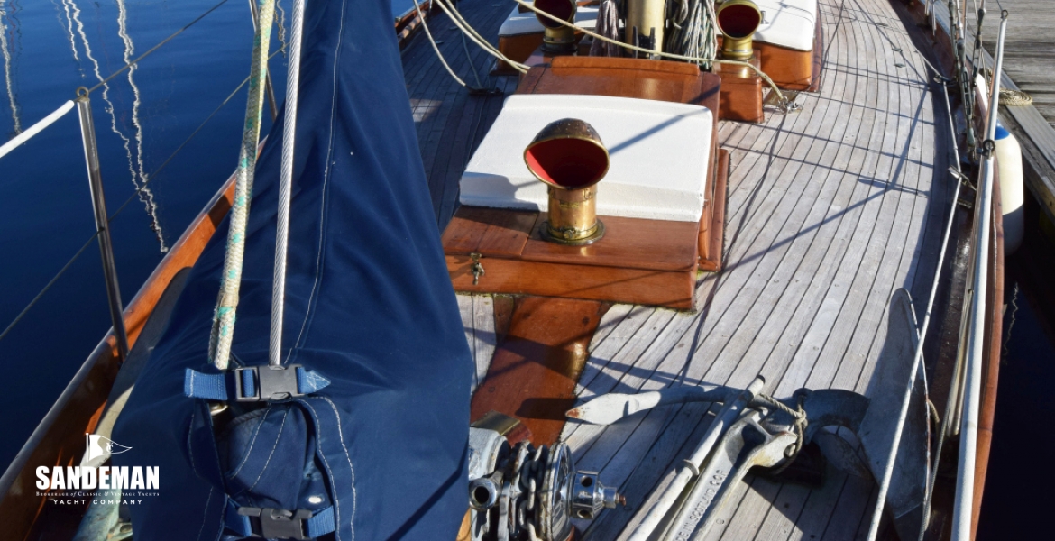 36 Foredeck v aft.jpg