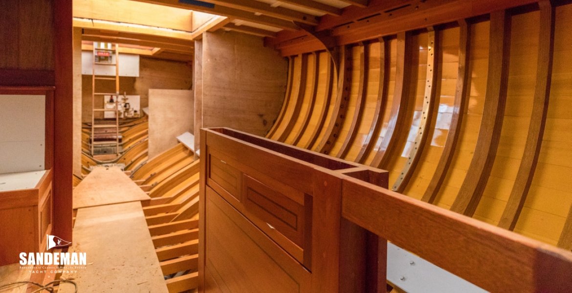 25 Saloon and galley area v aft.jpg