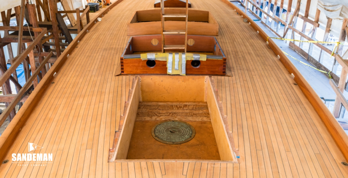 03 Aft deck v fwd.jpg