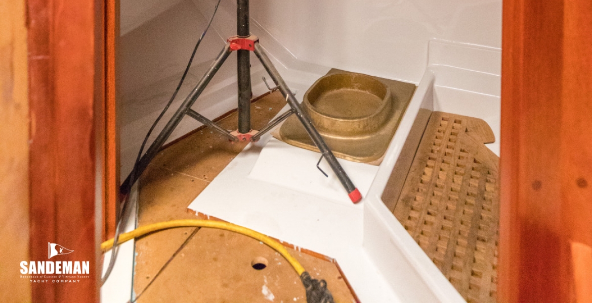23 Fwd stateroom en suite by foremast.jpg