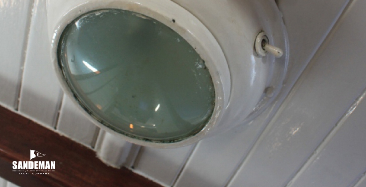 Deck head lamp