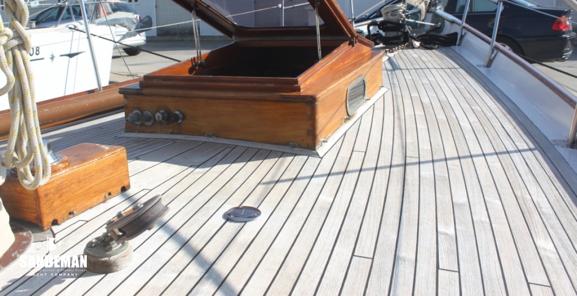To fore deck