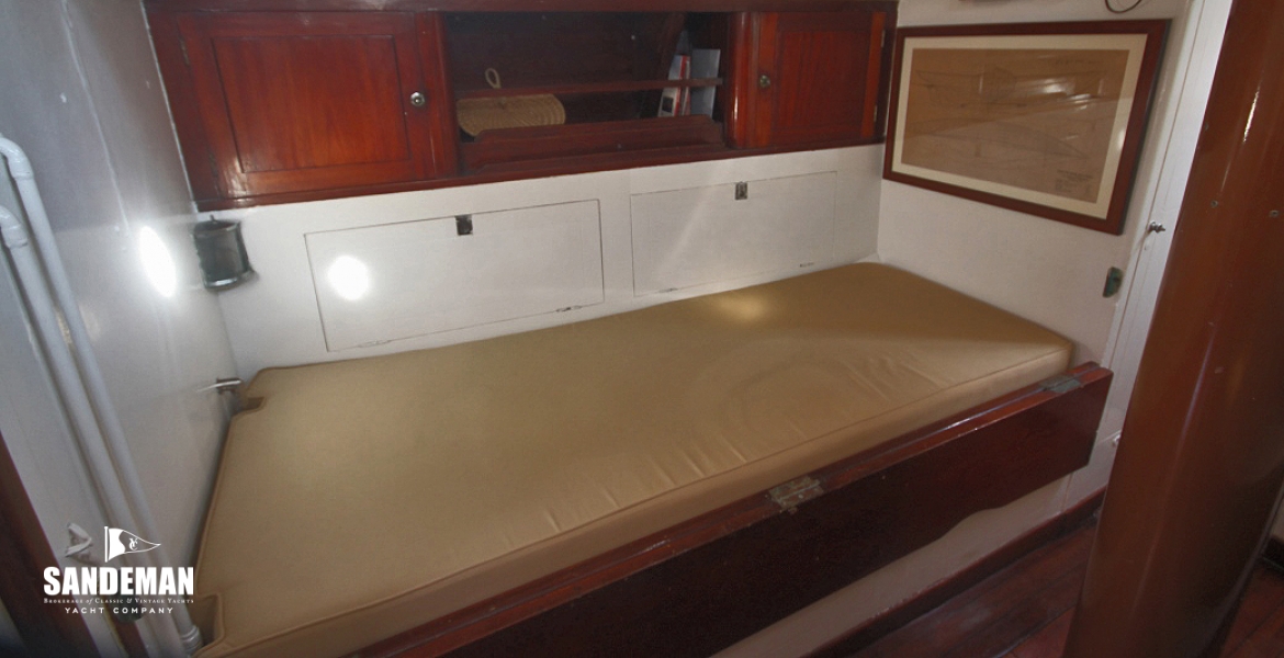 Mid cabin to port