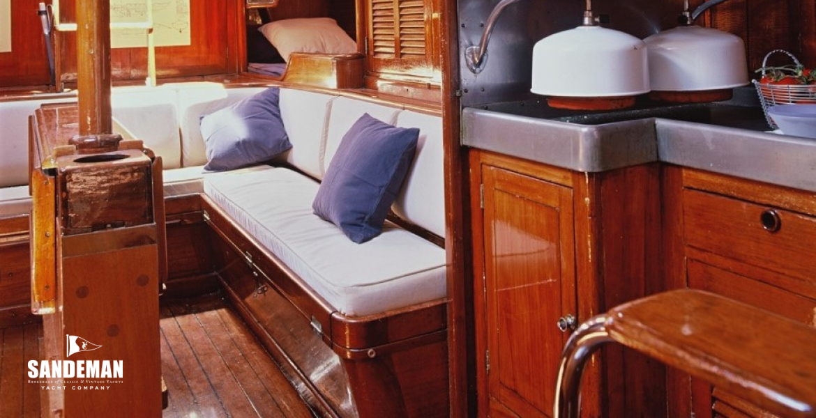 Galley to saloon aft