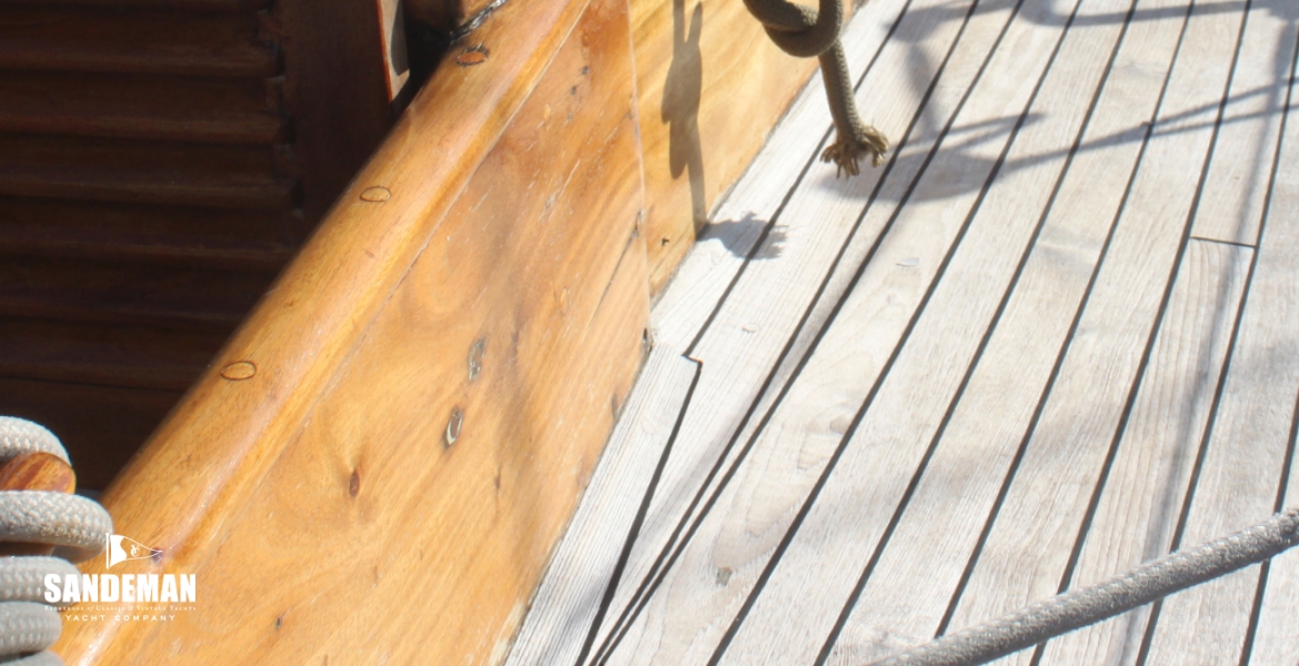 Stbd side deck to companionway