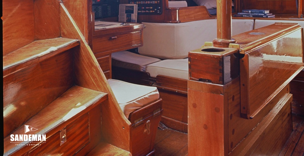 View nav to aft cabin saloon