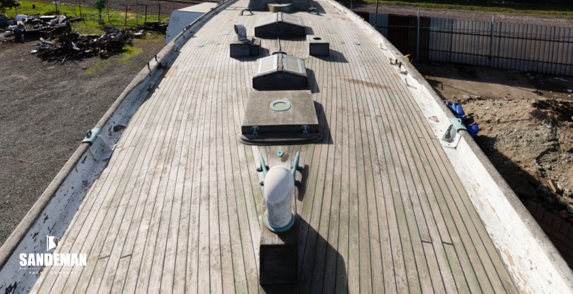12 Foredeck v aft.jpg