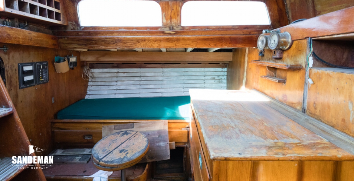 20 Nav and Pilot berth to port.jpg