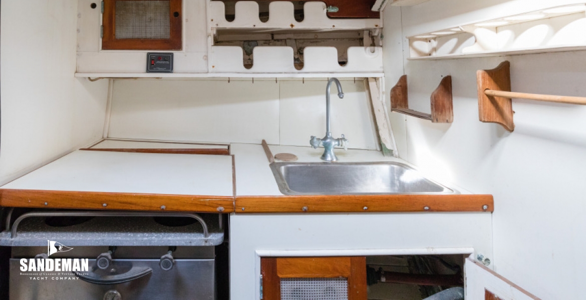 25 Galley to port.jpg