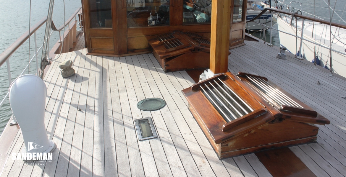 22 Foredeck aft.JPG