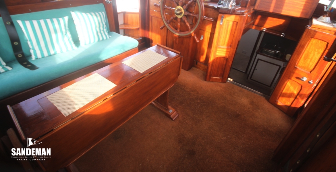25 Deck saloon fwd.JPG