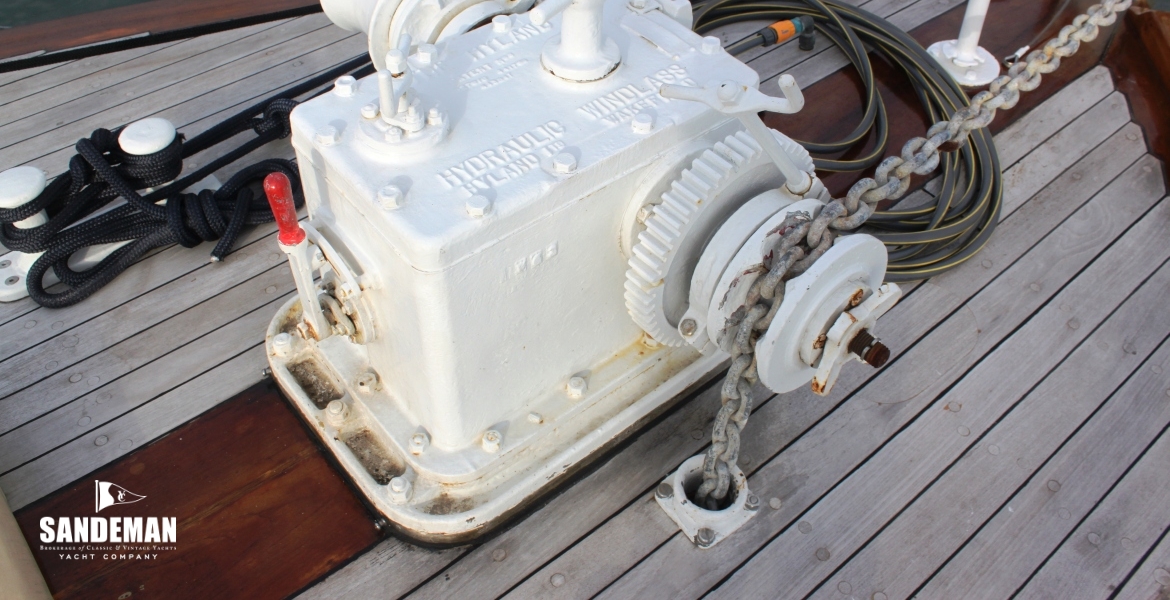 21 Hyland hydraulic windlass.JPG