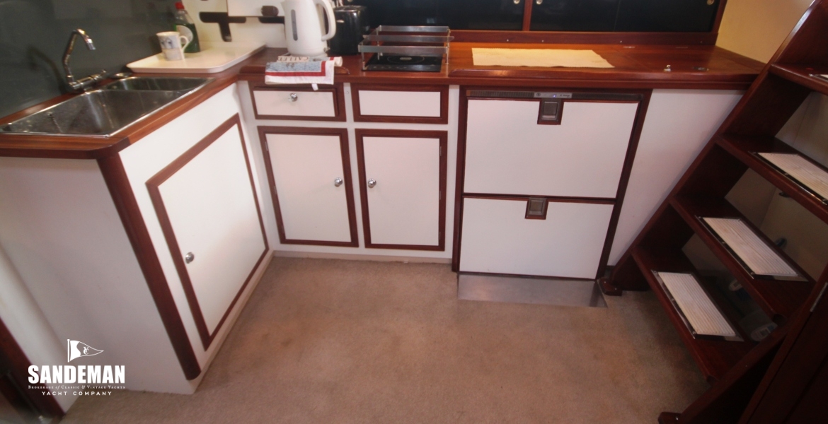 32 Galley to stbd.JPG