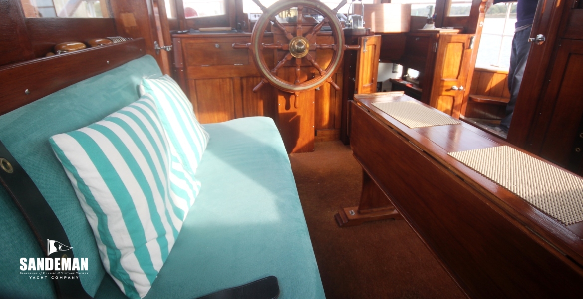 26 Deck saloon fwd port.JPG