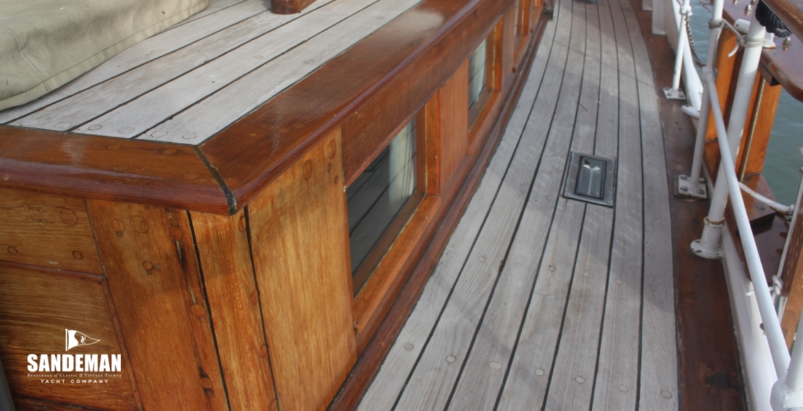 16 Stbd side deck fwd.JPG