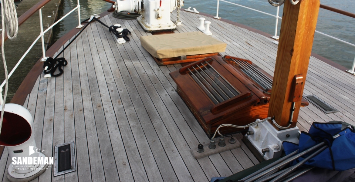 19 Foredeck fwd.JPG