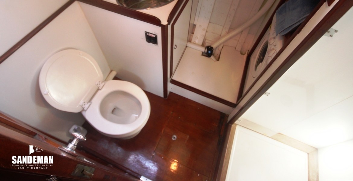 42 Aft head & washing machine.JPG