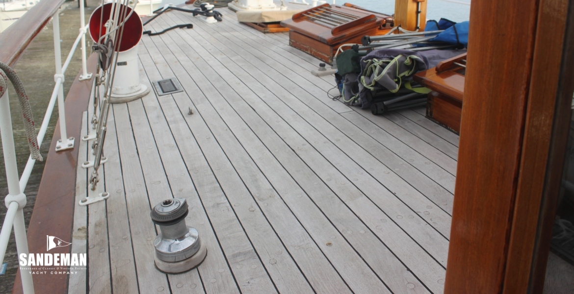 18 Foredeck fwd port.JPG