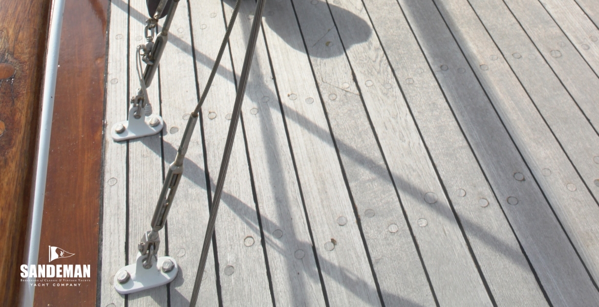 23 Foredeck aft stbd.JPG
