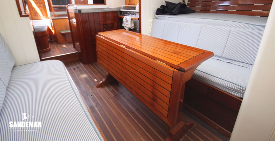 Saloon v aft to galley