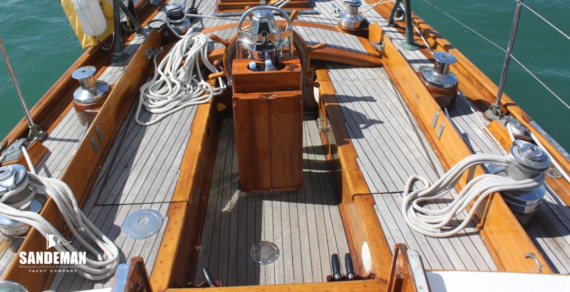 Cockpit v aft