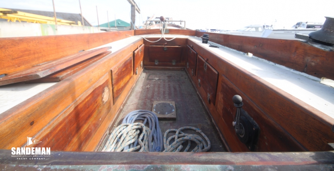 29 COCKPIT FROM COMPANIONWAY.JPG