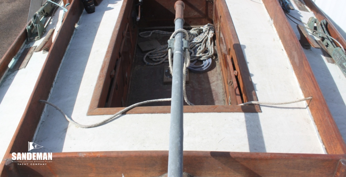 22 COCKPIT TO COMPANIONWAY.JPG