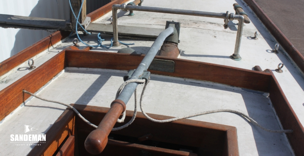 09 COCKPIT AFT.JPG