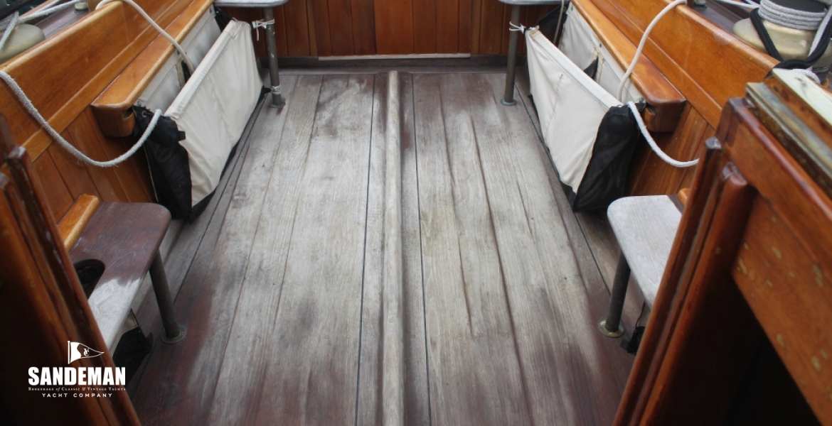 40 COCKPIT FROM COMPANIONWAY