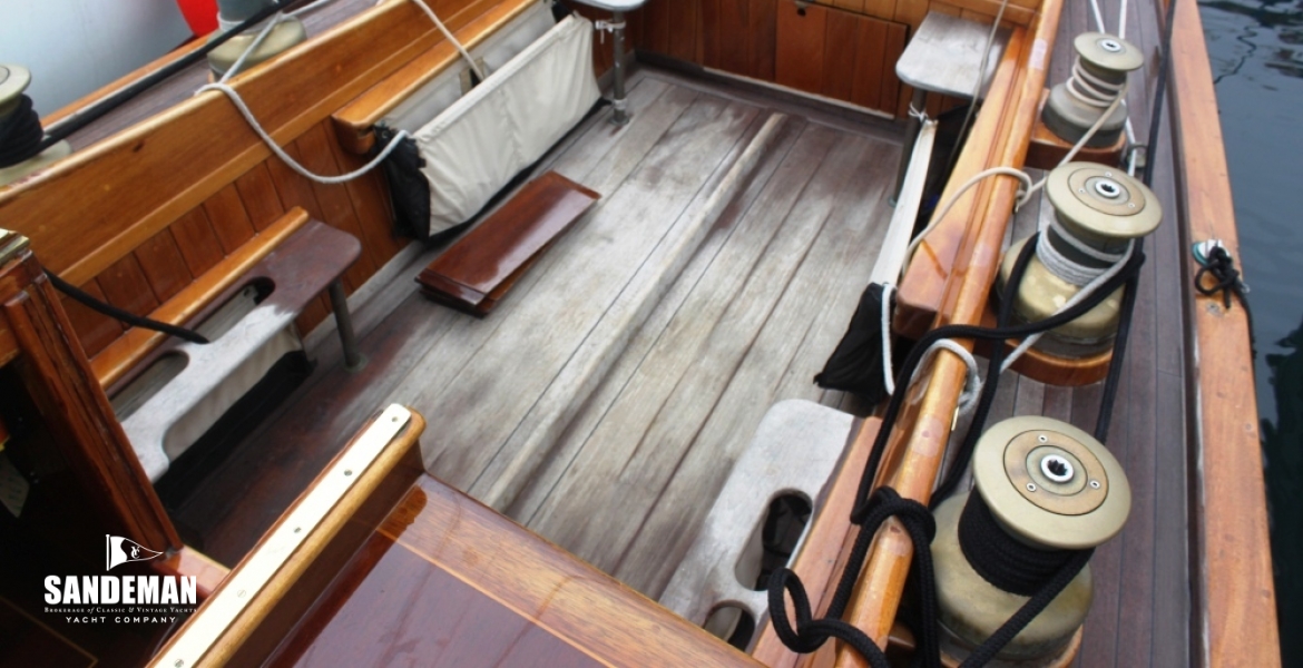 13 COCKPIT AFT