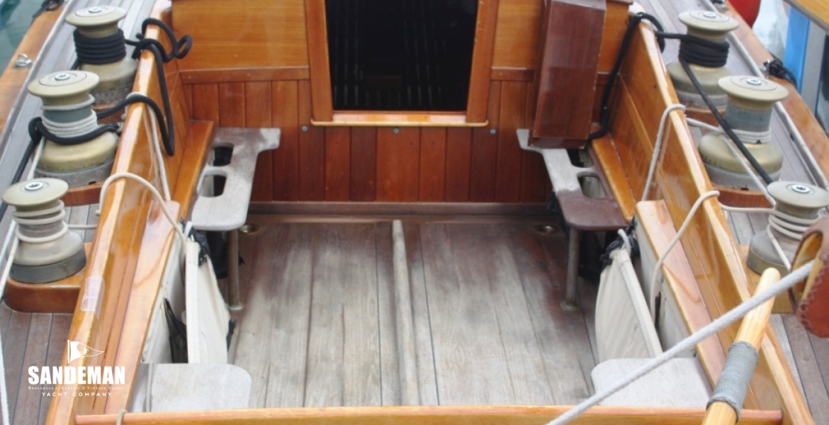 23 COCKPIT TO COMPANIONWAY